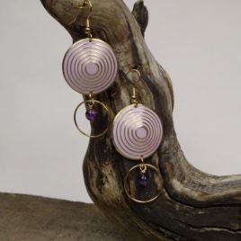 Boucles d’oreilles couleur lilas