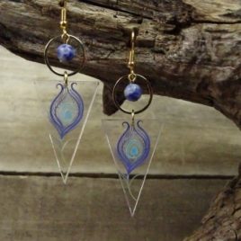 Boucles d’oreilles plume de paon et sodalite