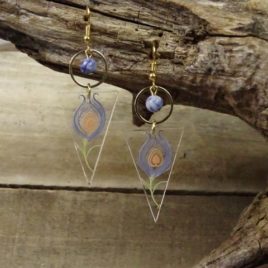 Boucles d’oreilles plume de paon et sodalite